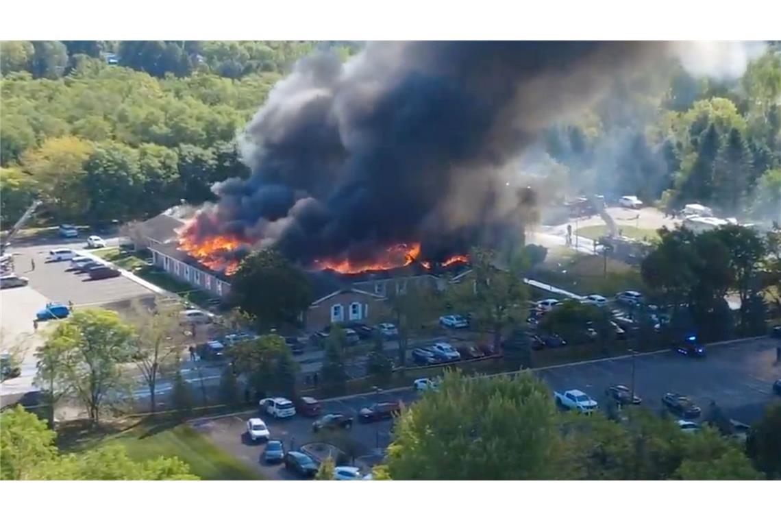 Kirche steht nach Schüssen in Flammen: Opfer und Verdächtiger tot Die Kirche stand nach dem Angriff in Flammen.