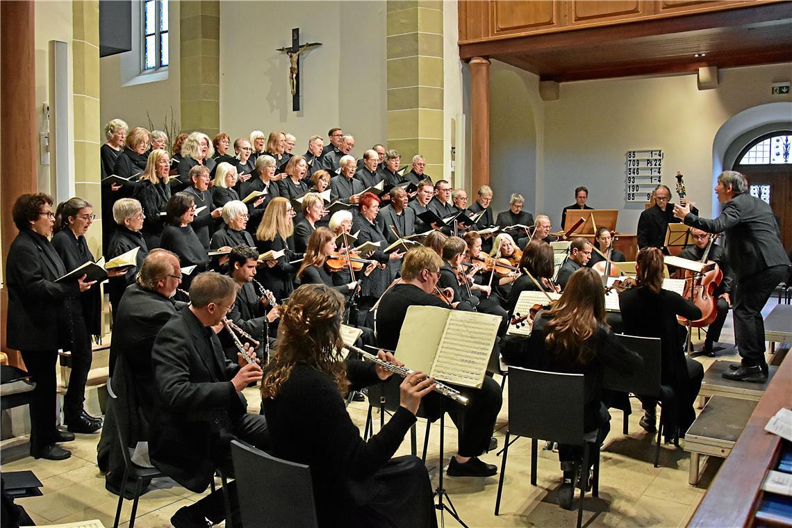 Intensive Klangmassen erzeugen Schauder Die Klangpräzision und -schönheit in allen Stimmen ist beim Kammerchor der Stiftskirche in jeder Situation vorhanden.Foto: Tobias Sellmaier