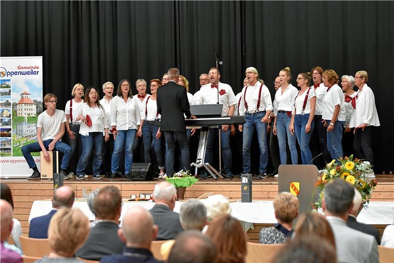 Die „Klangschmiede“, der moderne Chor des Liederkranzes, und das Blasorchester des Musikvereins Reichenberg begleiteten den Bürgerempfang in der Gemeindehalle Oppenweiler musikalisch. Fotos: Tobias Sellmaier