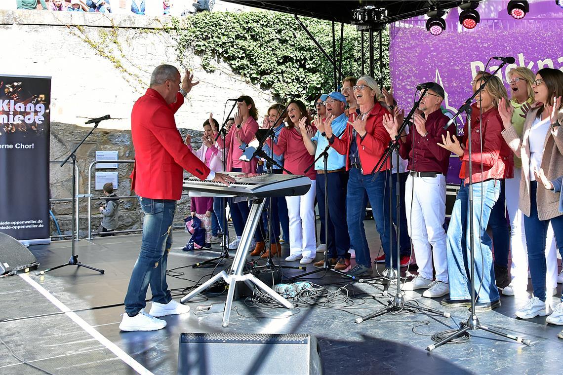 Die Klangschmiede singt fetzige Lieder auf der Marktplatzbühne. Tulpenfrühling i...