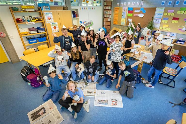Die Klasse 4c der Grundschule Maubach hat sich mit Zeitungshüten auf den Beginn des Lesepiraten-Projekts eingestellt. Bis zum 6. Juni beschäftigen sich die Kinder nun jeden Tag mit der Zeitung. Foto: Alexander Becher