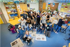Die Klasse 4c der Grundschule Maubach hat sich mit Zeitungshüten auf den Beginn des Lesepiraten-Projekts eingestellt. Bis zum 6. Juni beschäftigen sich die Kinder nun jeden Tag mit der Zeitung. Foto: Alexander Becher