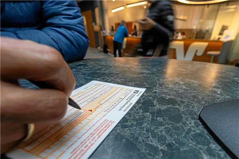 Die klassische und von Hand auszufüllende Überweisung ist mittlerweile die Ausnahme bei Bankgeschäften. Mittelfristig wird es sie trotzdem weiter geben, allerdings zu deutlich höheren Preisen im Vergleich zu Onlineüberweisungen. Foto: Alexander Becher