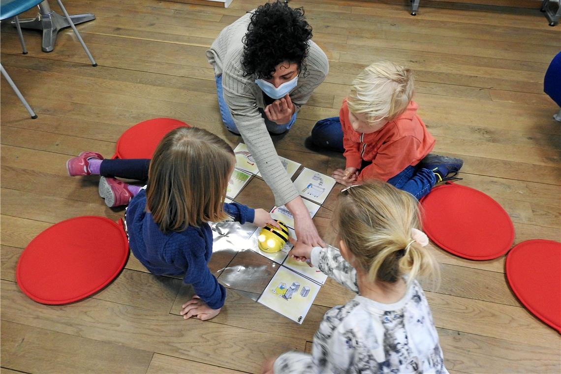 Die kleine Biene, ein sogenannter Beebot, soll Kindergartenkindern ein einfaches Coding als Grundlage des Programmierens vermitteln. Foto: R. Döttling