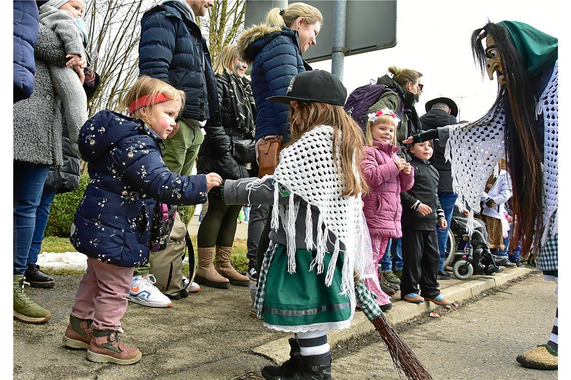 Die kleine Hexe verteilt Süßi. Faschingsumzug in Althütte. SK