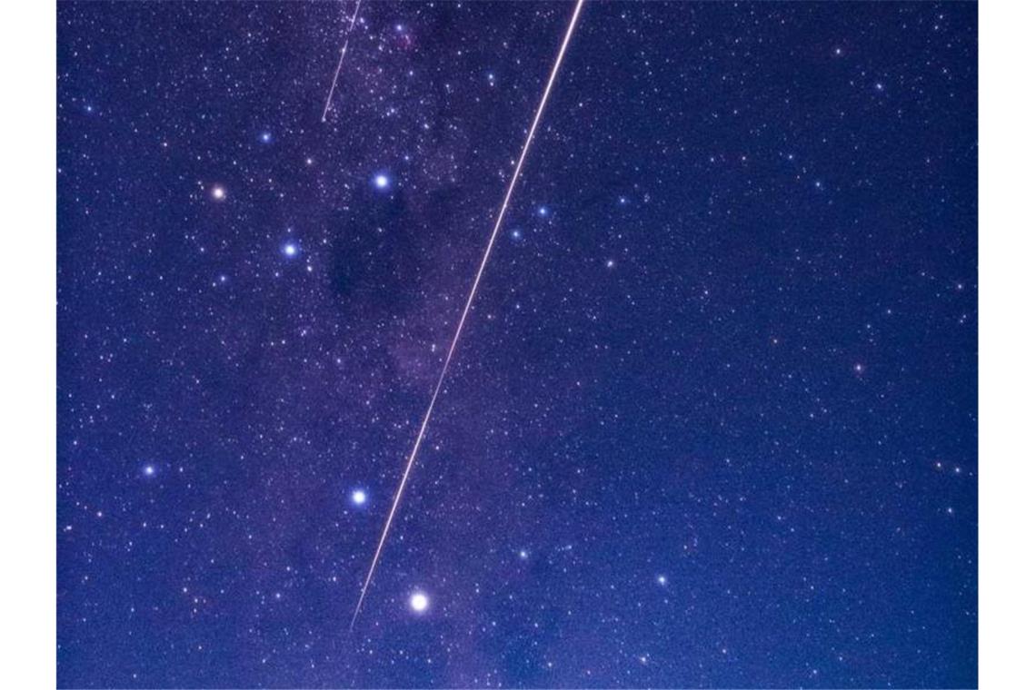 Große Erfolge bei Weltraum-Projekten von Japan und China Die kleine Kapsel schießt nach Abtrennung von der Raumsonde wie ein Feuerball durch die nächtliche Atmosphäre. Foto: -/Japan Aerospace Exploration Agency/AAP/dpa