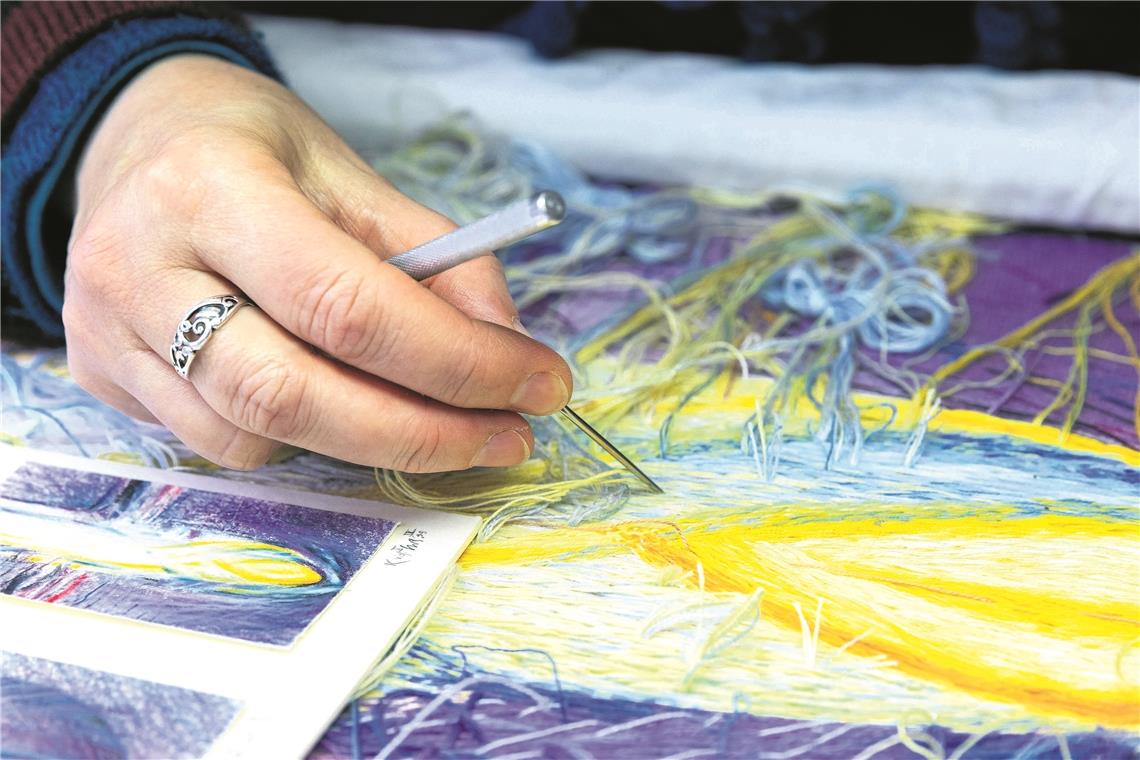 Stich für Stich zum Parament Die kleine Zeichnung (links unten) ist die Vorlage, nach der die Stickerin sich richtet.