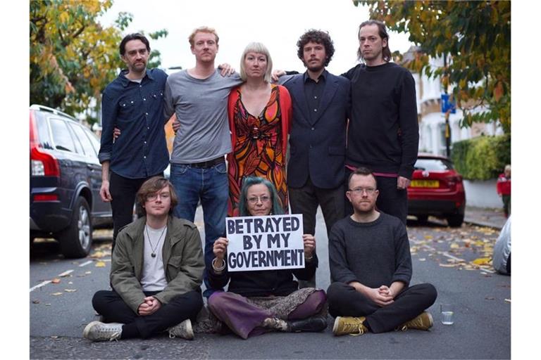 Die Klimaaktivisten hatte in den vergangenen Wochen mehrfach Gerichtsbeschlüsse missachtet und die Londoner Ringautobahn M25 und andere Verkehrswege blockiert, indem Beteiligte sich auf den Asphalt geklebt hatten. Foto: Insulate Britain/PA Media/dpa