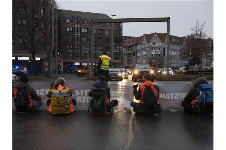 Die Klimaaktivisten in Berlin fordern unter anderem weniger Lebensmittelverschwendung. Foto: Paul Zinken/dpa