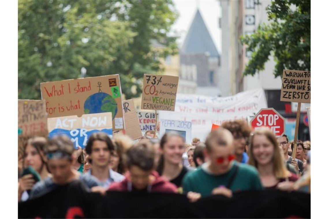 Die Klimaaktivisten von Fridays for Future wollen erstmals am Stuttgarter Flughafen demonstrieren. Foto: R. Vennenbernd/Archiv