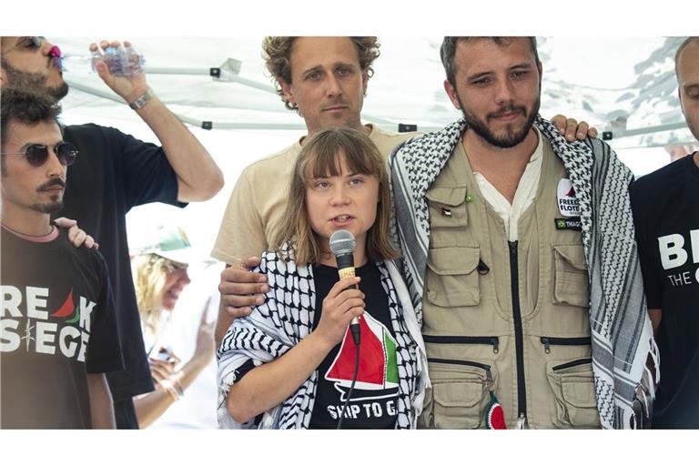 Die Klimaaktivistin Greta Thunberg, flankiert von Thiago Avila von einer Menschenrechtsorganisation, vor der Abreise in den Nahen Osten