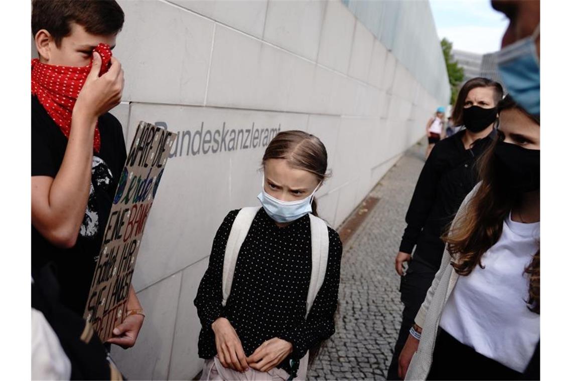 Die Klimaaktivistinnen Greta Thunberg (M) und Luisa Neubauer (r) gehen am Morgen ins Bundeskanzleramt. Foto: Kay Nietfeld/dpa