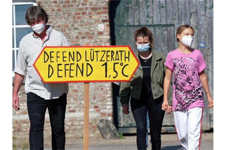 Die Klimaaktivistinnen Greta Thunberg (r) und Luisa Neubauer besuchen den Hof von Landwirt Eckhardt Heukamp (l). Foto: Henning Kaiser/dpa