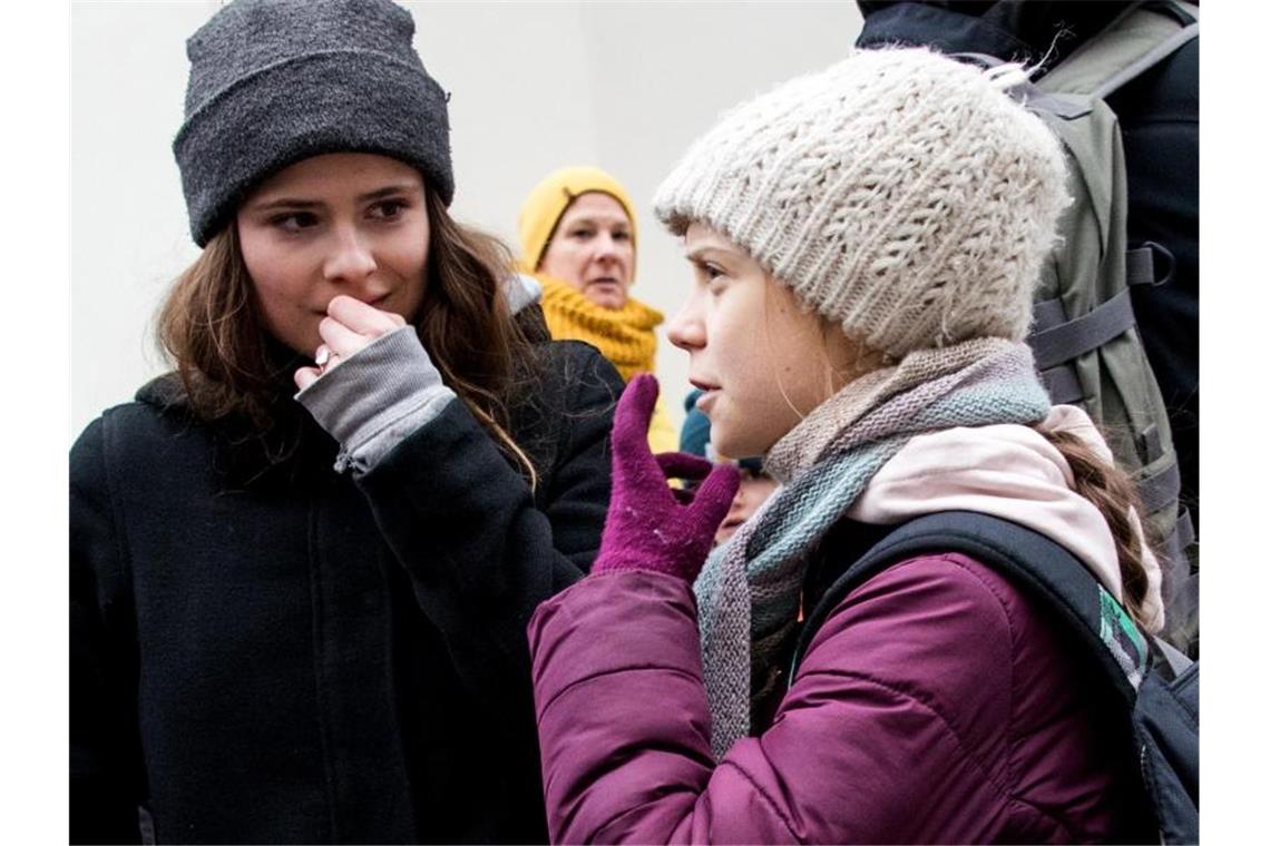 Die Klimaaktivistinnen Luisa Neubauer (l) und Greta Thunberg in Hamburg. Foto: Daniel Bockwoldt/dpa