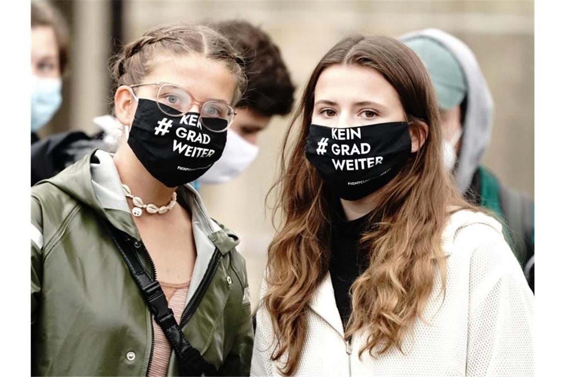 Die Klimaaktivistinnen Luisa Neubauer (r) und Leonie Bremer in Berlin. Foto: Kay Nietfeld/dpa