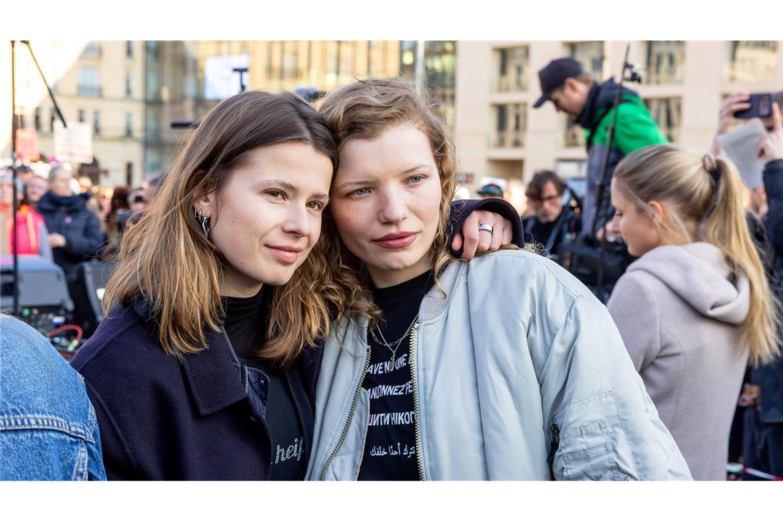 Die Klimaschutzaktivistin Luisa Neubauer (l) zusammen mit der Schauspielerin Luisa-Céline Gaffron bei der Demo.