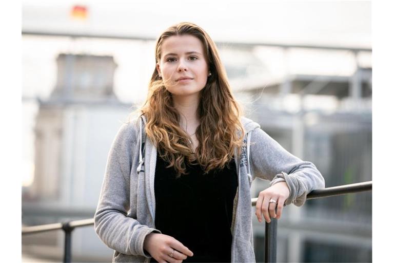Die Klimaschutzaktivistin Luisa Neubauer von Fridays for Future bei einer Pressekonferenz zur Klage gegen das Klimapaket. Foto: Kay Nietfeld/dpa