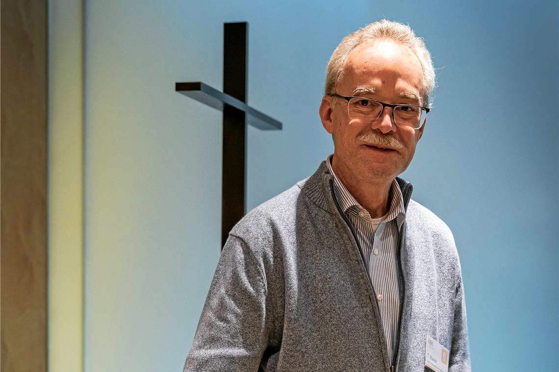 Ein Klinikseelsorger des Rems-Murr-Klinikums Winnenden erzählt von seinem Alltag Die Klinikkapelle ist für Thomas Blazek sowohl ein Raum für den Austausch mit Patienten und Kollegen als auch ein Rückzugsort, an dem er neue Kraft findet. Foto: Alexander Becher