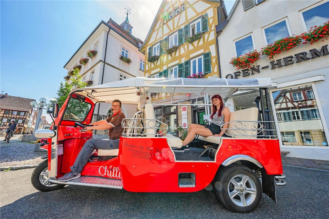 Die knallroten E-Tuk-Tuks von Christa Schultheiß (links) sind sehr auffällig. Foto: KS-Images