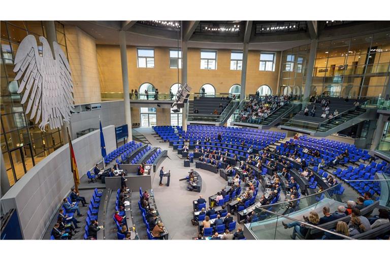 Die Koalitionsfraktionen gehen nach eigenen Angaben fast vollzählig in die Abstimmung über das umstrittene Rentengesetz im Bundestag. (Symbolbild)