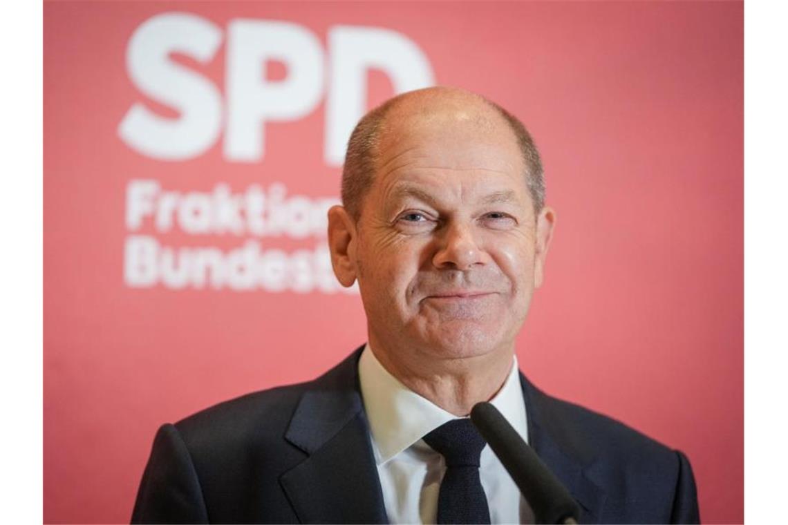 Die Koalitionsverhandlungen von SPD, Grünen und FDP biegen offenbar in eine Zielgerade ein. Olaf Scholz zeigt sich zufrieden. Foto: Kay Nietfeld/dpa