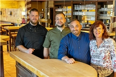 Die Köche Dennis Seimen und Marco Retter, Inhaber Stephan Seitzer und Servicekraft Dagmar Ziegler (von links) wollen ihre Gäste mit schwäbisch-italienischer Küche begeistern. Foto: Alexander Becher.