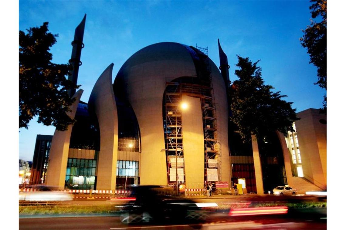 Entwarnung für Kölner Zentralmoschee nach Bombendrohung Die Kölner Ditib-Zentralmoschee ist nach einer Drohmail geräumt und der Komplex weiträumig abgesperrt worden. Foto: Oliver Berg