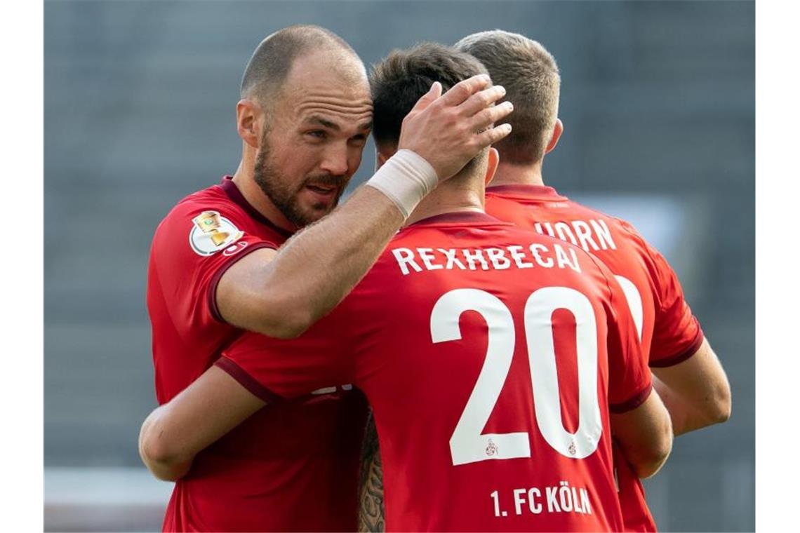 Alle Bundesligisten am Samstag weiter Die Kölner Elvis Rexhbecaj (M), Rafael Czichos (l) und Jannes Horn feiern das zwischenzeitliche 2:0 gegen Altglienicke. Foto: Federico Gambarini/dpa
