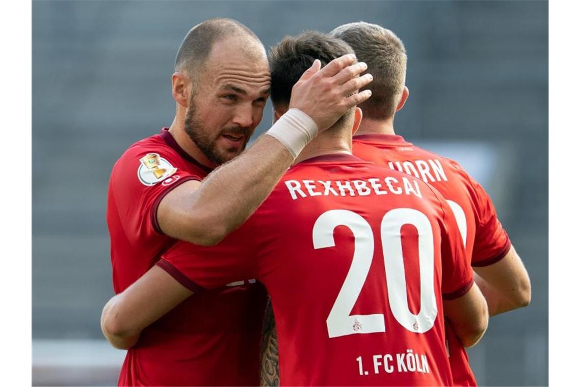 Die Kölner Elvis Rexhbecaj (M), Rafael Czichos (l) und Jannes Horn feiern das zwischenzeitliche 2:0 gegen Altglienicke. Foto: Federico Gambarini/dpa