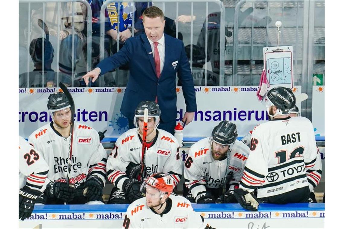 16. Niederlage in Serie: Krise der Kölner Haie geht weiter Die Kölner Haie um Trainer Mike Stewart verloren erneut. Foto: Uwe Anspach/dpa