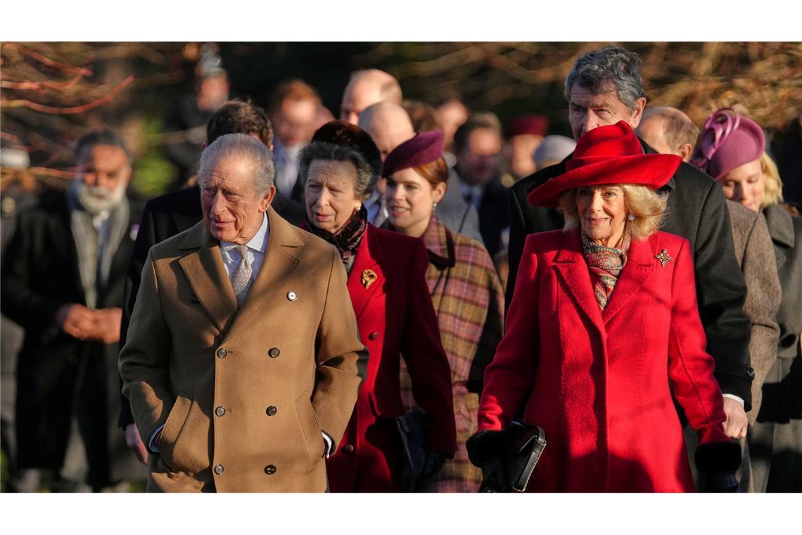 Die Königsfamilie auf dem Weg zum Weihnachtsgottesdienst.