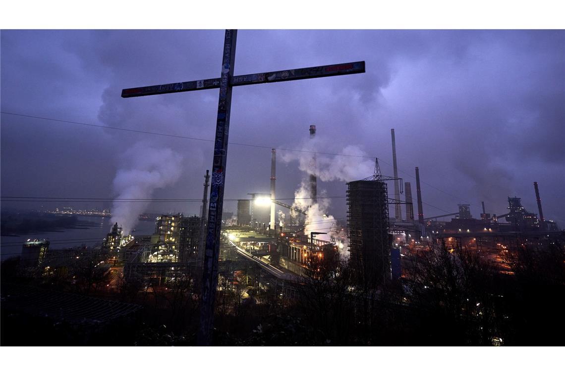 Die Kokerei Schwelgern von Thyssenkrupp Steel am Ufer des Rheins ist vom Aussichtspunkt Alsumer Berg zu sehen.