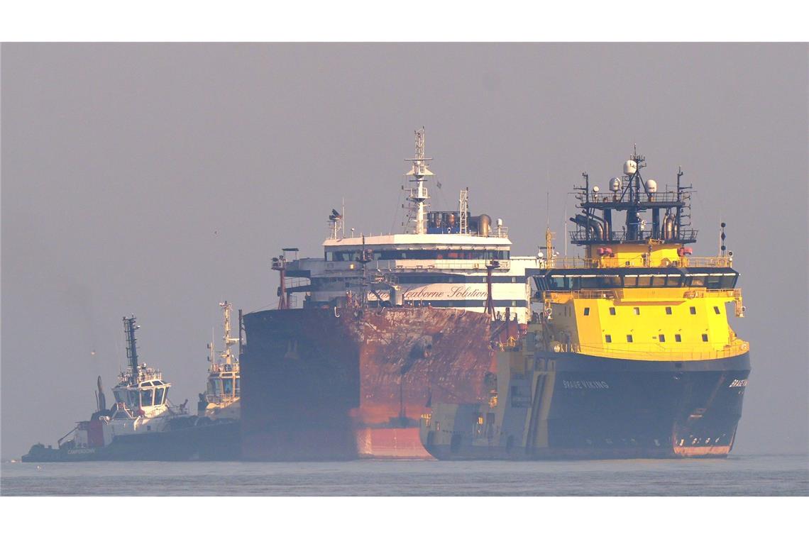 Allianz: So wenig Schiffsverluste wie noch nie Die Kollision des Containerschiffs Solong mit dem Tanker Stena Immaculate vor der englischen Küste im März verursachte einen großen Brand. Die Britischen Inseln sind laut Allianz wegen des regen Schiffsverkehrs ein sehr unfallträchtiges Gewässer.