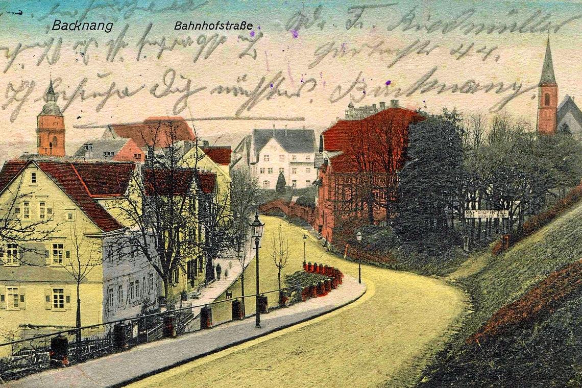 Die kolorierte Ansichtskarte zeigt das Bahnhofhotel mit Eingang zur Gartenwirtschaft um 1917.