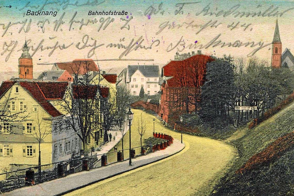 Sogar aus Bangkok kam ein Vorschlag Die kolorierte Ansichtskarte zeigt das Bahnhofhotel mit Eingang zur Gartenwirtschaft um 1917.