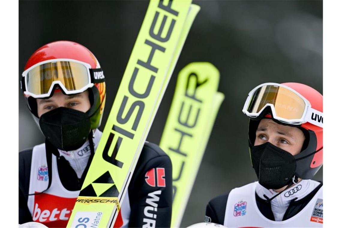 Deutscher Olympia-Start: Althaus' Silber - Pechsteins Glück Die Kombinierer Terence Weber (l) und Eric Frenzel wurden positiv auf das Coronavirus getestet. Foto: Hendrik Schmidt/dpa