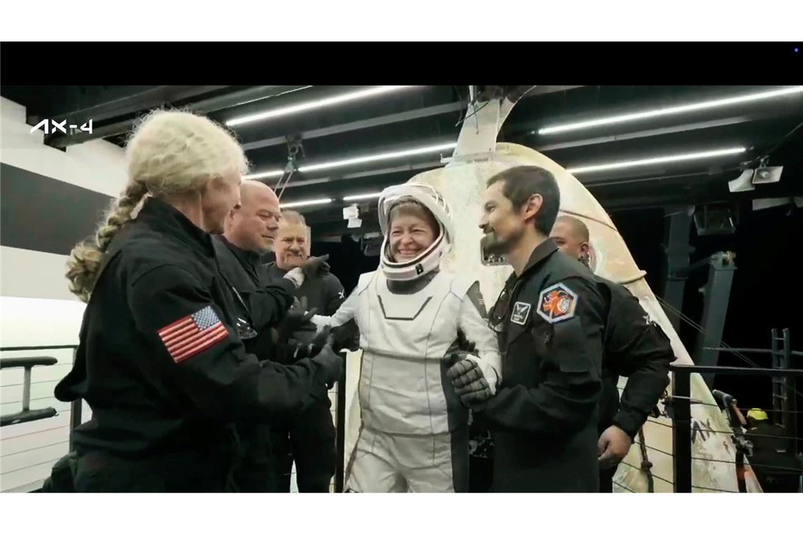 Private Astronautenmission zurück auf der Erde Die Kommandantin der Axiom-Crew, Peggy Whitson, beim Verlassen der SpaceX-Kapsel auf einem Bergungsschiff.