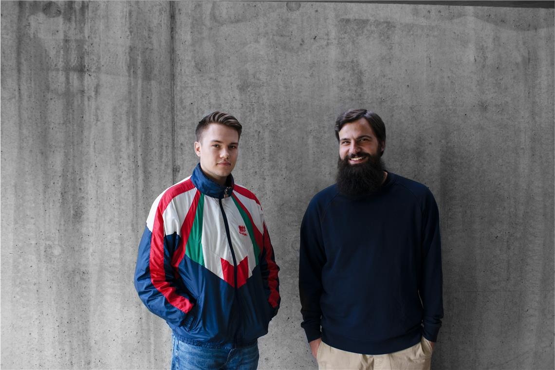 Die Kommilitonen Robert Heiser (links) und Johannes Englmann (rechts) haben vergangenes Jahr mit der Installation ihr Mediendesignstudium abgeschlossen. Foto: M. Koszuszeck