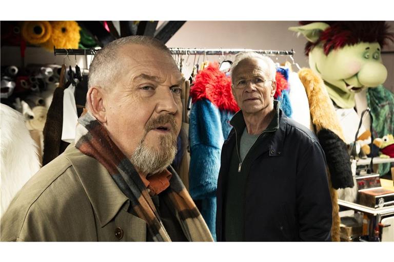 Die Kommissare Max Ballauf (Klaus J. Behrendt, re.) und Freddy Schenk (Dietmar Bär, li.) in der Requisite.