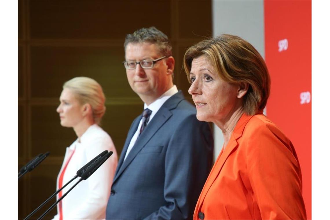 Die kommissarischen SPD-Parteivorsitzenden Malu Dreyer (r-l), Thorsten Schäfer-Gümbel und Manuela Schwesig im Willy-Brandt-Haus in Berlin. Foto: Wolfgang Kumm