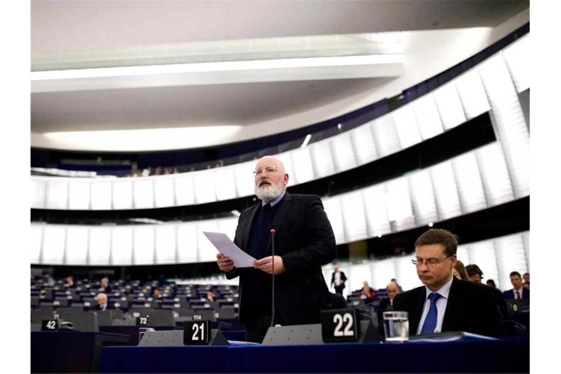 Die Kommissions-Vizepräsidenten Frans Timmermans (l) und Valdis Dombrovskis stellen den „Green Deal“ im Europaparlament in Straßburg vor. Foto: Philipp von Ditfurth/dpa