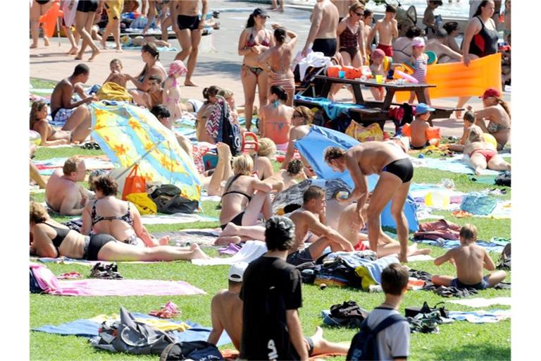 Die kommunalen Badbetreiber im Südwesten rechnen wegen der Corona-Pandemie mit Verlusten zwischen 100 000 und 150 000 Euro pro Bad. Foto: Norbert Försterling/dpa