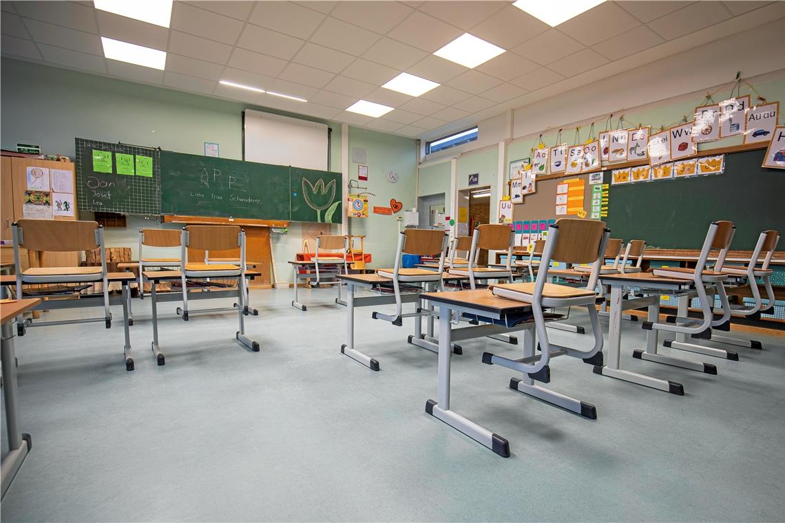 Die Kommunen bieten Kinderbetreuung an, wenn die Eltern in systemrelevanten Berufen arbeiten. Das Angebot wird mal mehr, mal weniger angenommen. In der Anna-Haag-Grundschule in Althütte bleibt das Klassenzimmer derzeit noch leer. Foto: A. Becher