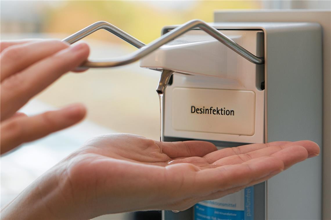 Gesundheit wohnungsloser Menschen schützen Die Kommunen müssen beispielsweise Mittel zur Händedesinfektion bereitstellen.Foto: Stock-Adobe