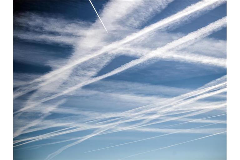 Die Kondensstreifen zahlreicher Flugzeuge am Himmel über Köln. Foto: Federico Gambarini/dpa