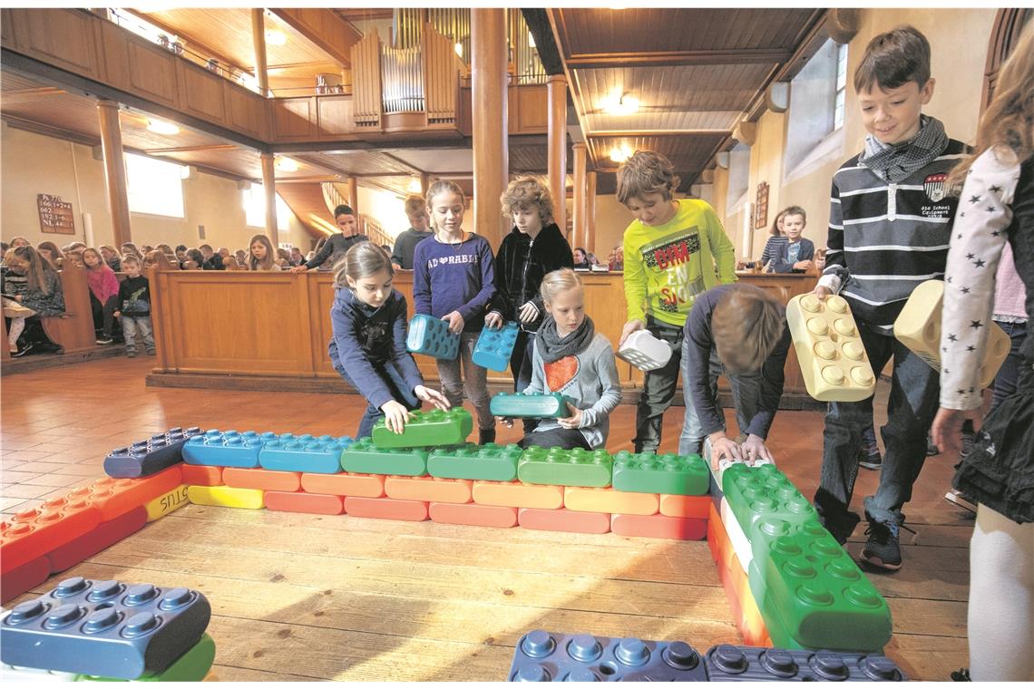 Abschied nehmen, um Neues zu erfahren Die Konfi-3-Kinder zeigen mit Bausteinen, dass viele Bausteine eine Gemeinde geben.