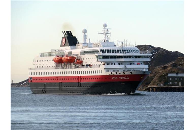Die „Kong Harald“ ist eines von rund einem Dutzend Schiffen der Hurtigruten Reederei (Archivbild). Foto: Michael Zehender/dpa-tmn