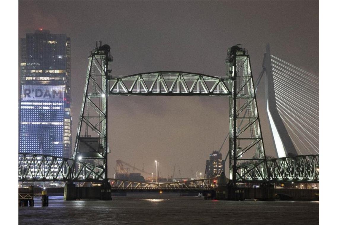 Die Koningshaven-Brücke, bekannt als „De Hef“ (dt. „Der Aufzug“). Foto: Peter Dejong/AP/dpa