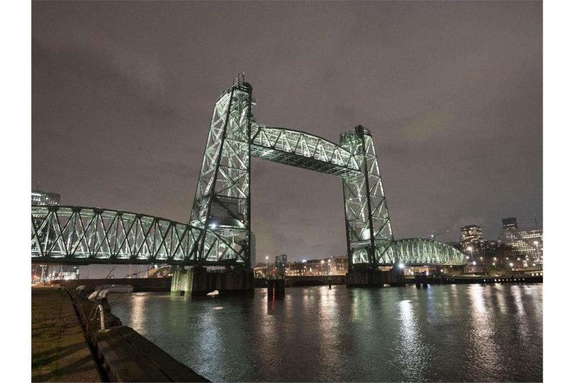 Muss historische Brücke für eine Mega-Jacht weichen? Die Koningshaven-Brücke in Rotterdam, bekannt als „De Hef“. Foto: Peter Dejong/AP/dpa