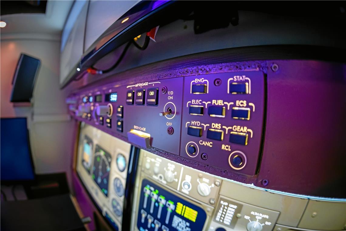 Ein Jumbo-Flugsimulator steht in Backnang in einem Haus am Schillerplatz Die Konsole vor dem Pilotensitz blinkt und flimmert – da kann man schon mal den Überblick verlieren. Dann hilft der Experte aus.